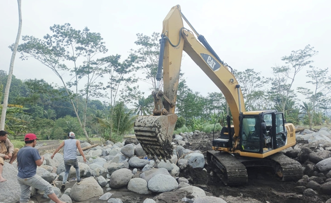 Antisipasi Banjir Susulan, Pemkab Brebes Kerahkan Empat Alat Berat di Bumiayu‎