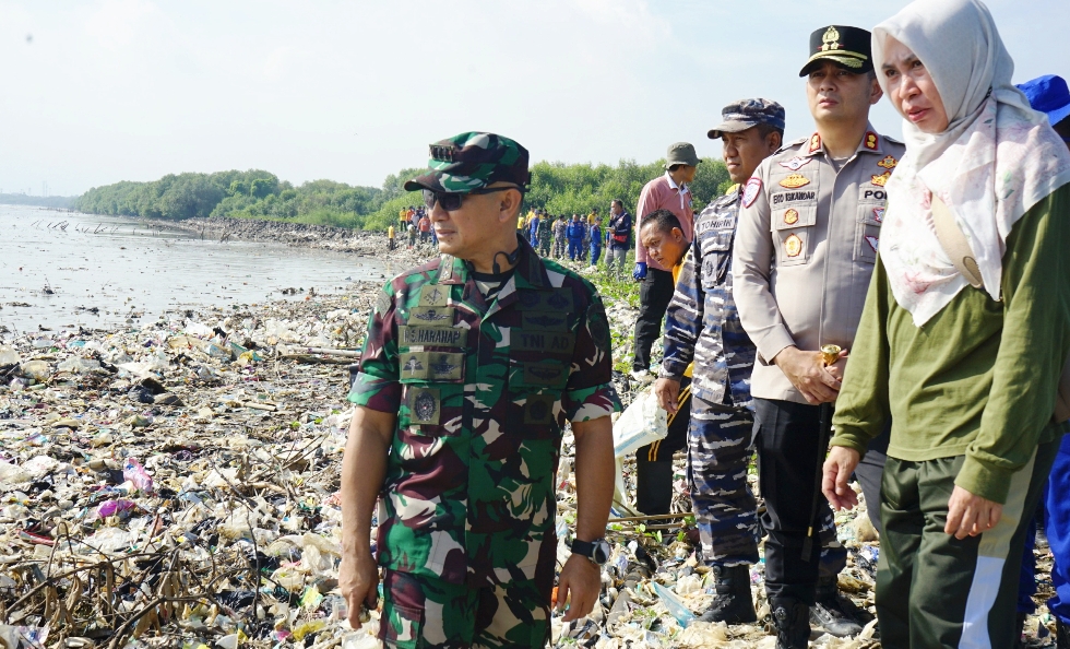 Bersama Kita Bisa, Korem 063/SGJ beserta Jajaran Kodim Gelar Gerakan Bersih Lingkungan