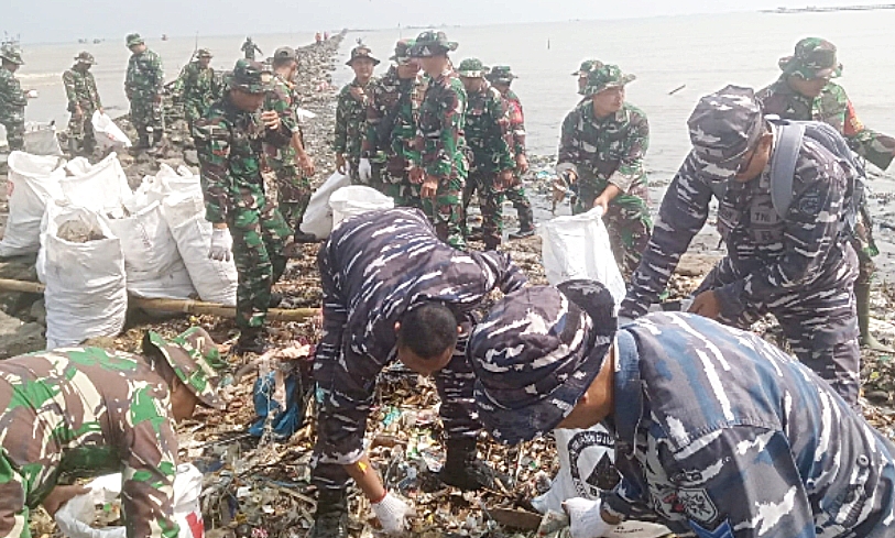 TNI AL dan Forkopimda Bersihkan Sampah Pantai Baro Gebang, Wujudkan Gerakan Selamatkan Pesisir Cirebon