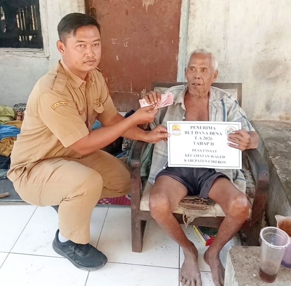 Kuwu Haruman Desa Cisaat Salurkan BLT Dana Desa Tahap II Turun Langsung Ke Rumah Lansia