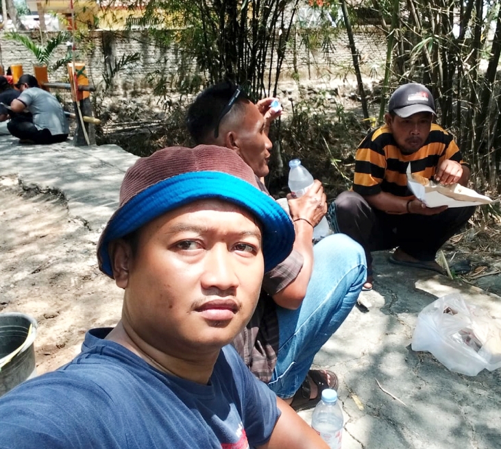 Warga Antusias: Pemdes Cisaat Laksanakan Padat Karya Tunai Rehab Jalan dan Jembatan Desa